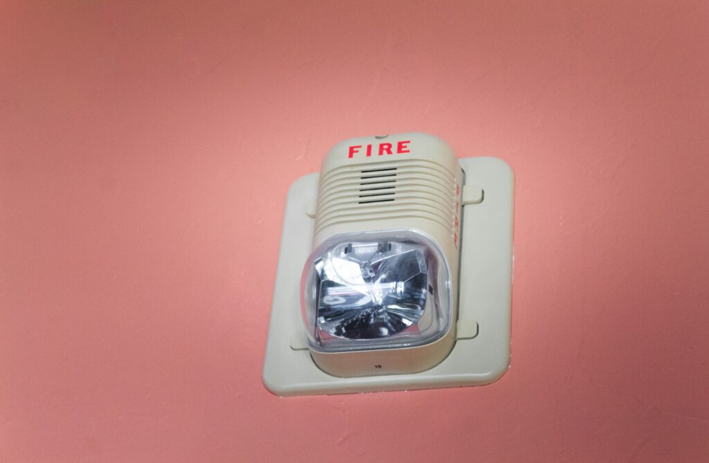 Alarmes de Incêndio para Comércios: Principais Considerações na Instalação
