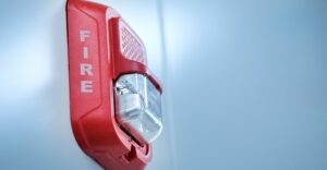 Instalação de Alarme de Incêndio em Locais com Ruído Quando Usar Sinalização Visual